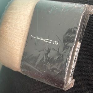 Discontinued limited editionMAC BODY BUFFER BRUSH 179